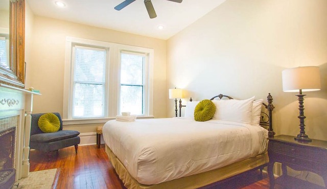 Well Appointed Row Home w/King, Across from Forsyth Park by Lucky Savannah