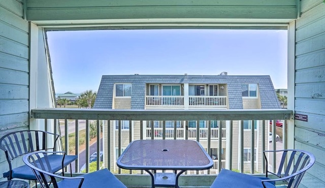 Walk to Beach! Isle of Palms Condo w/Pool Access