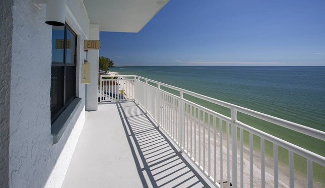 Beachfront Pool. Amazing Views, Quiet Beach. Top Floor Unit with Two Balconies Overlooking Beach.