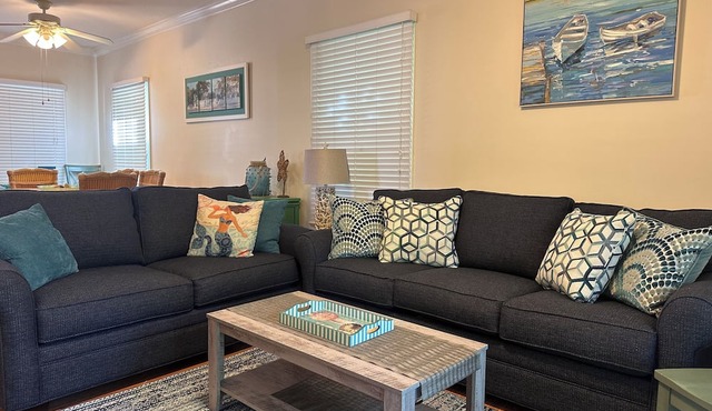 Casa Capri Beautiful Tropical with 3 King Suites - 2 miles to beach