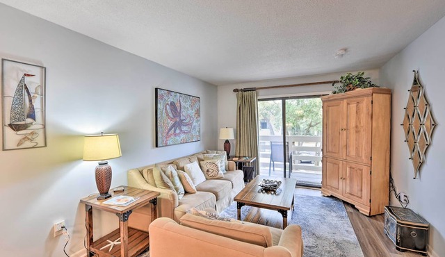Hilton Head Condo: Beach Supplies, Walk to Shore!