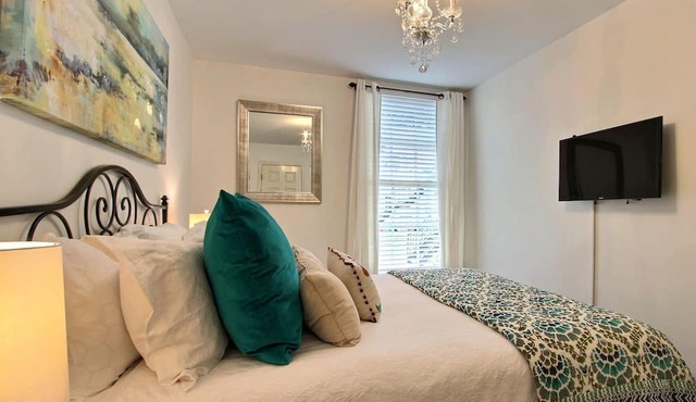 Fountain View Cottage, Beautiful Savannah Home