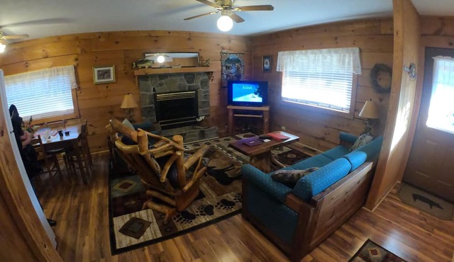Riverfront Log Cabin 1 1/2 Mile From The Entrance Of The GSM National Park