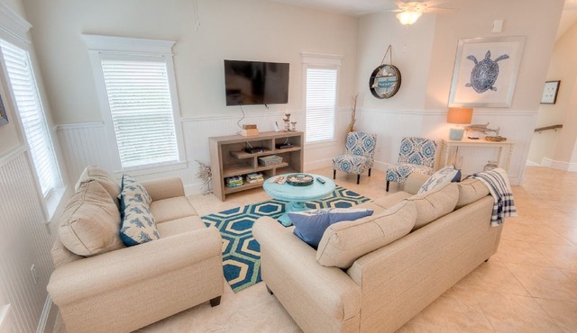 Blue Water Beach House: 5+ bdrm, 4.5 bath, Heated Pool/spa, 1.5 blocks to beach