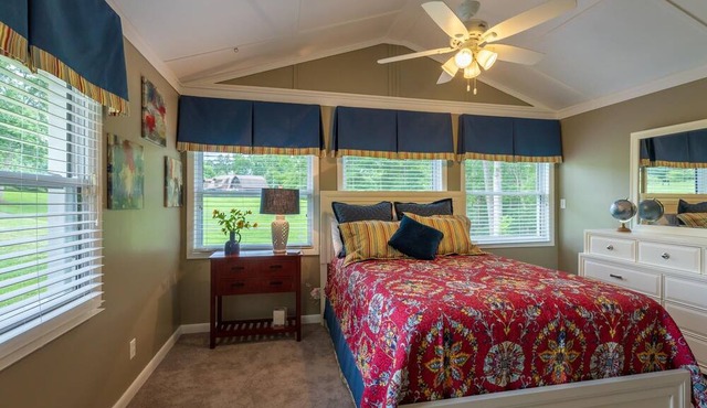 Peaceful and Quiet Bliss with 2 ponds, nearby mtns & lake, golf cart available.