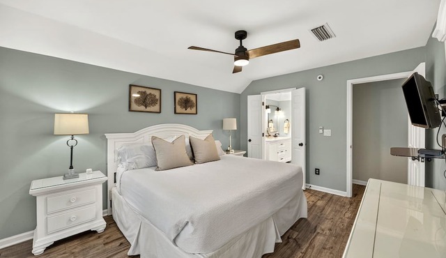 Central Kiawah Location! 2BR Villa, Close to Beach and Tennis!