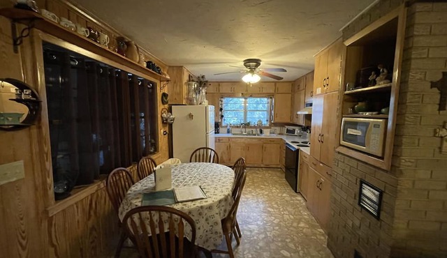 White Oak Lake Area Farmhouse