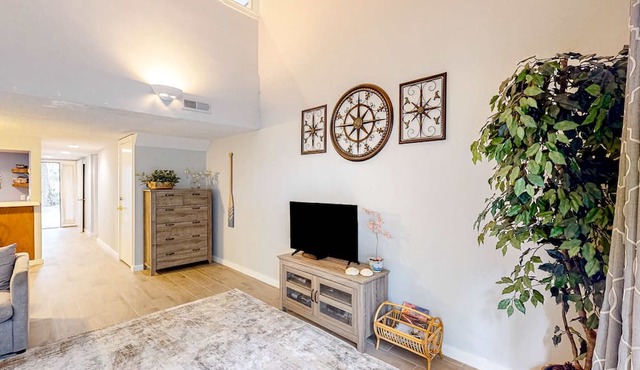 Lovely Condo with Shared Pool & Tennis Dogs Welcome