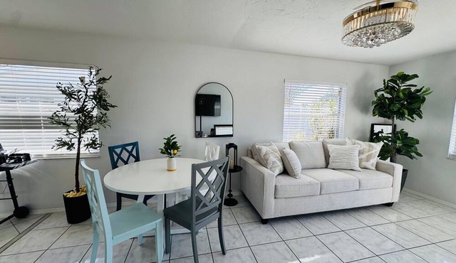 Charming 2-bedroom house with AC in sunny Sarasota closet to Siesta Key.3711