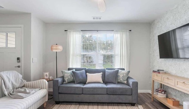 Charming Dog-Friendly Retreat, 10 Mins to Beach