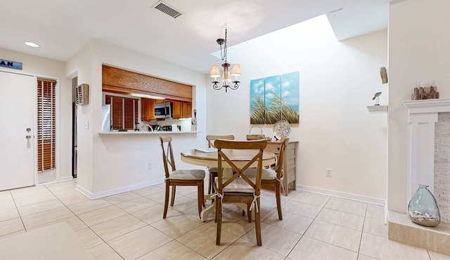 Gorgeous condo w/shared tennis court & nearby playground