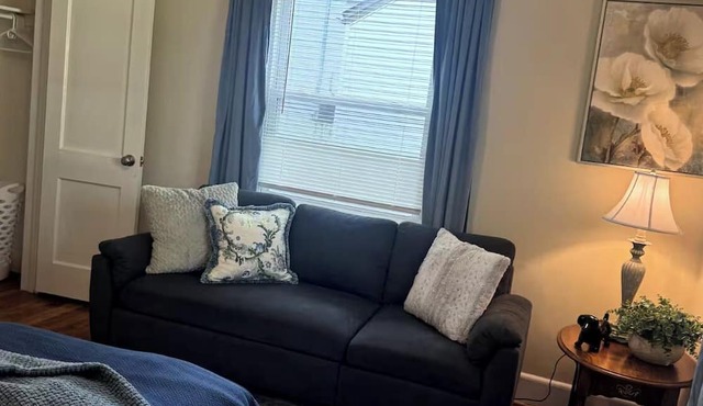 3BR, 1BA Home - Great Location + WiFi + Private Backyard in Florence