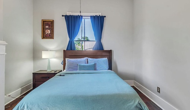 Cozy and Comfortable, 2 bedroom, screened porch, Walk to Forsyth Park