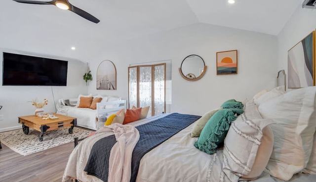 Sweet Nest Bluffton Cottage Fenced in yard Pet-Friendly Gazebo Private