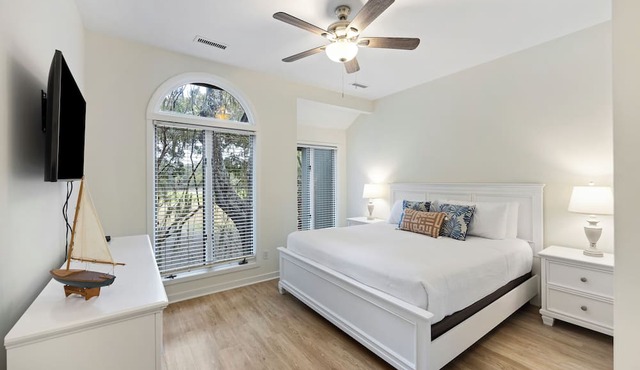 Upgraded PARKSIDE Villa- modern decor and pet friendly!