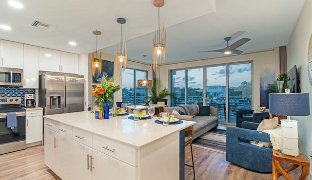 Waterfront, Pet-Friendly Condo with Pool, Spa, and Fitness Center near Downtown Sarasota