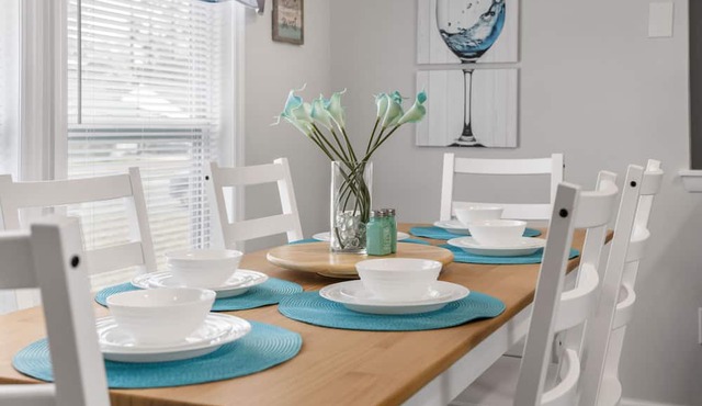 Entire Modern Home in Prime Dining & Shopping Area