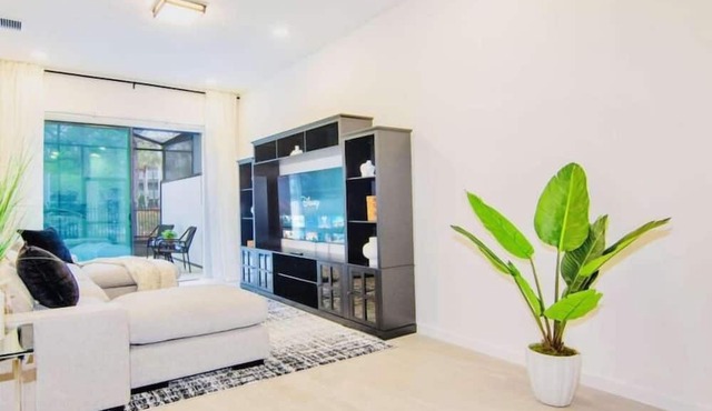 “5BR/5BA Townhome w/Screened Pool & Aquarius Club – Near SeaWorld”