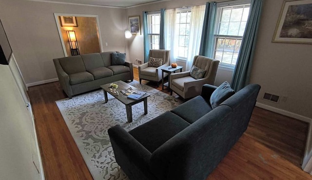 5 mins to Fort Jackson - The Wooded Hilltop Ranch in Columbia