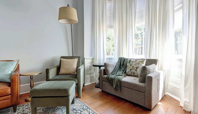 The Koi Retreat, Victorian | Huge Porch | Parking