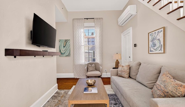 The Squares of Savannah: Bright and Cheery Two-Story Digs by Lucky Savannah