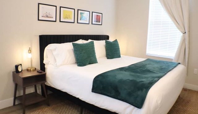 2BR King Suite Pool Near AMP & OZ Bike Trails