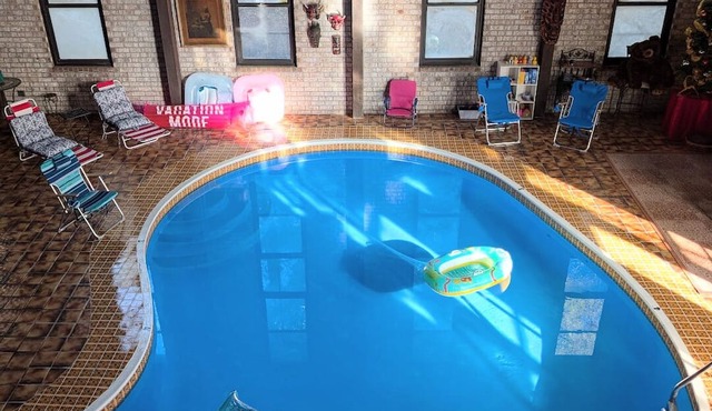 The Art History House, indoor heated pool, 3 bedrooms, with two kitchens