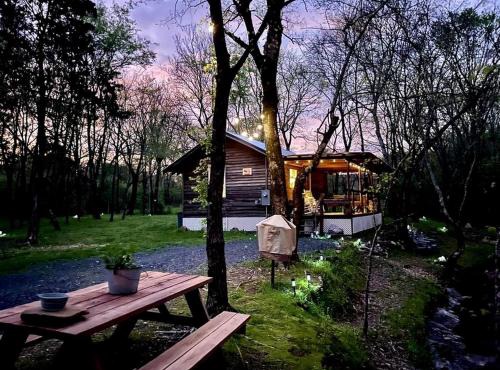 Creekside Cabin Retreat with Hot Tub & Fire Pit in Caddo Gap, Arkansas
