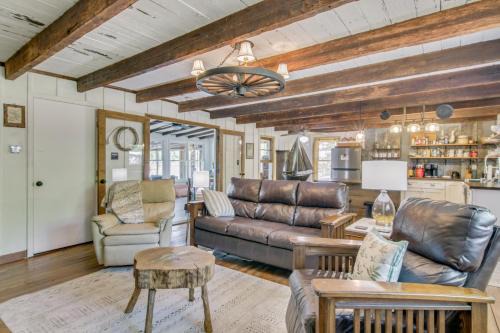 Lake Wateree Retreat: Dock & Screened Porch!