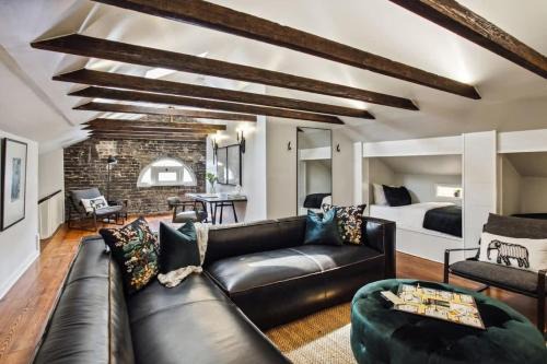 Savannah Historic Home Sleeps 20 Near Downtown