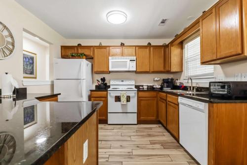 Lakeside Getaway - Next to Beaver Lake
