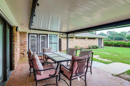 3 Mi to Dtwn Alexandria: Family Home w/Hot Tub!