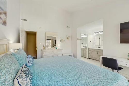 Renovated Beach Villa, 7 Min Walk to Beach, Pool, Tennis, Pets Ok, Sleeps 8