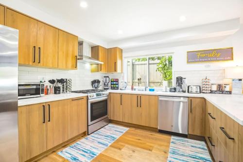 N. 2 Homes, Sleeps 26, Universal 15m, SoFi, Games, Yard