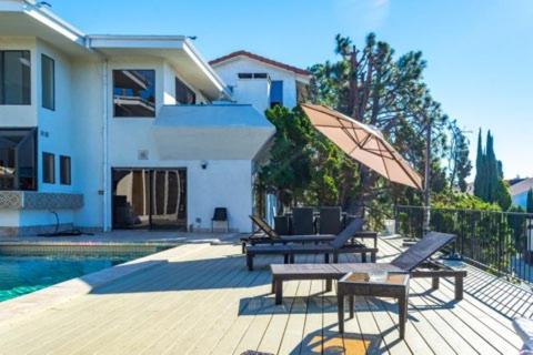 Hollywood Hills private room