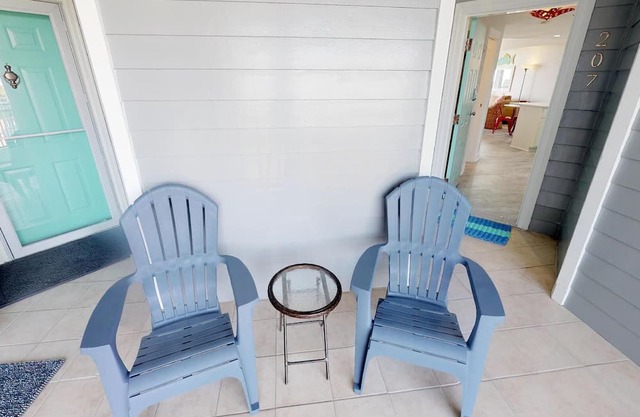 Waterfront condo w. resort amenities + unbeatable views!